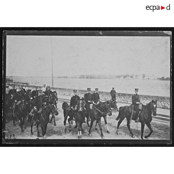 Saumur, mars 1914. Brigade Dragons, Chasseurs, Hussards. Devant la Loire. Exercice de service en campagne. Lalande en tête. [légende d'origine]