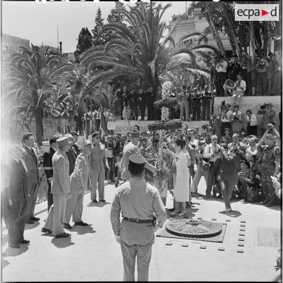 Alger. Cérémonie au monument aux morts.