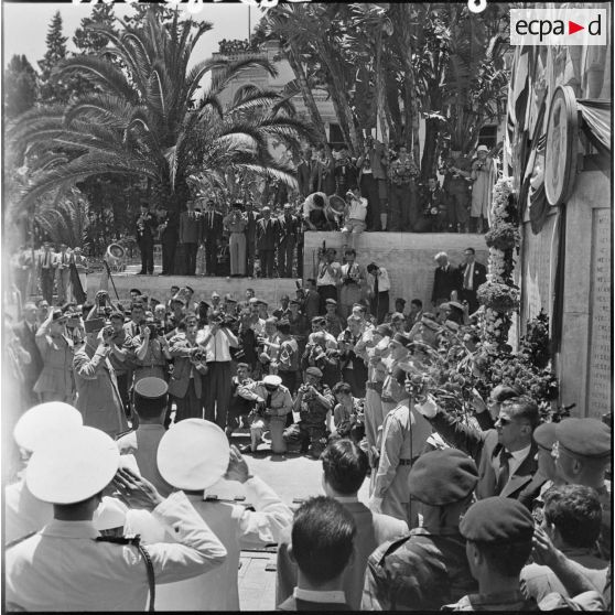 Alger. Cérémonie au monument aux morts.