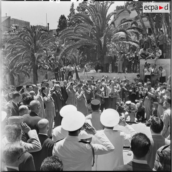 Alger. Cérémonie au monument aux morts.