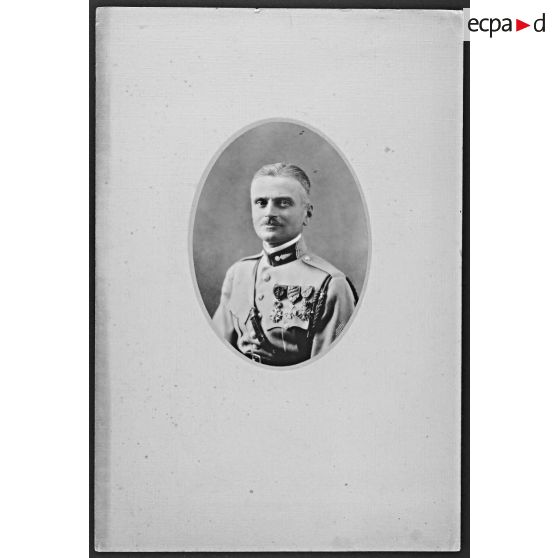 Souvenir de Saint Cyr, 1919-1922. Chef d'escadrons G. Chevallier. Commandant la section de cavalerie de Saint Cyr de 1919 à 1922. Mort à Saint Cyr en donnant l'exemple du goût du risque. Mort en service commandé, à cheval, dans la Grande Carrière. Inhumé dans la Sarthe, en 1922. [légende d'origine]