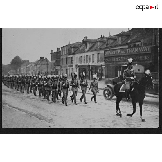 A droite à pied c[apitai]ne Lalande. A cheval L'Hotte ? Rue de S[ain]t Cyr l'Ecole. [légende d'origine]