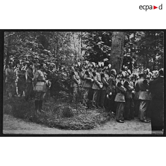 Cérémonie du 20 mai 1922. La messe dans le Petit Bois pour le repos de l'âme des s[ain]t-cyriens morts au champ d'honneur. [légende d'origine]