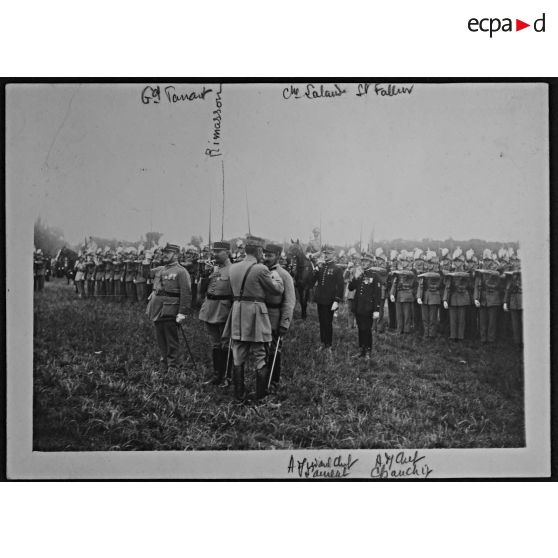 Revue du 14 juillet 1922. Le général Tanant décore de la Médaille militaire le maréchal des logis Rimasson. La 4e c[ompagn]ie, 4e bataillon est au premier plan […]. Lalande à cheval. [légende d'origine]