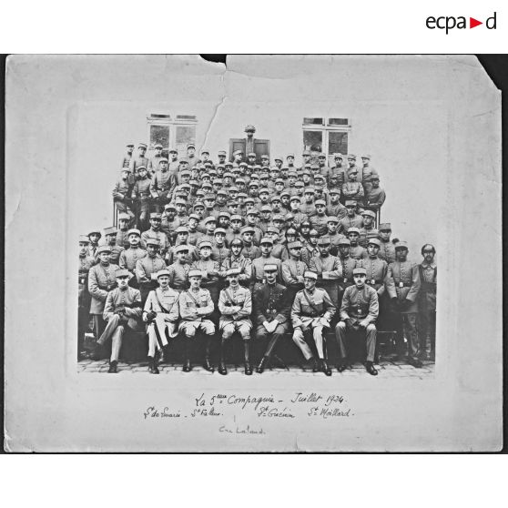 Ecole Spéciale Militaire, la 5e compagnie, juillet 1924. L[ieutenan]t de Linarès, l[ieutenan]t Falleur, c[apitai]ne Lalande, l[ieutenan]t Guénin, l[ieutenan]t Moillard. [légende d'origine]