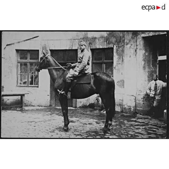 Soldat Martin venant du 7e Chasseurs à la 3e C[ompagn]ie du Train du 20 avril 1931 au 30 septembre 1931, monte sur mon cheval Bach Aga. Ecrit par le capitaine André Lalande. [légende d'origine et complétée par le donateur]