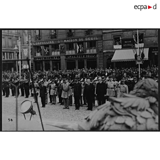 Rouen. 11 novembre 1936, 1937 ou 1938. A l'extrême gauche de la photo, 2e rang, le commandant Lalande (barré par le cadre métallique au 1er plan). [légende d'origine et complétée par le donateur]