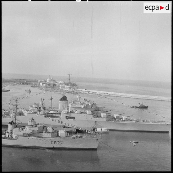 Un croiseur dans le port d'Alger.