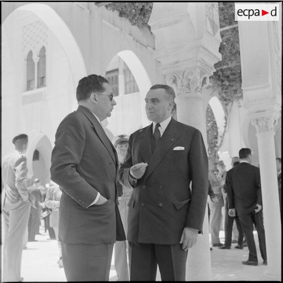 Alger. Autorités civiles au palais d'été.