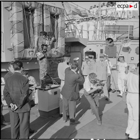 Alger. Le général de Gaulle visite le croiseur "De Grasse".