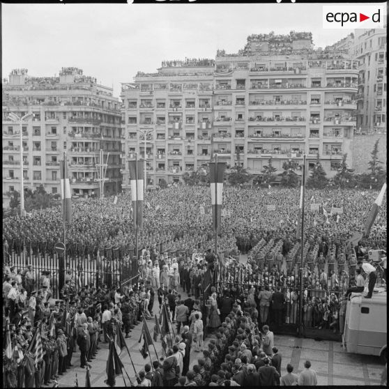 Alger. Le général de Gaulle arrive au forum.