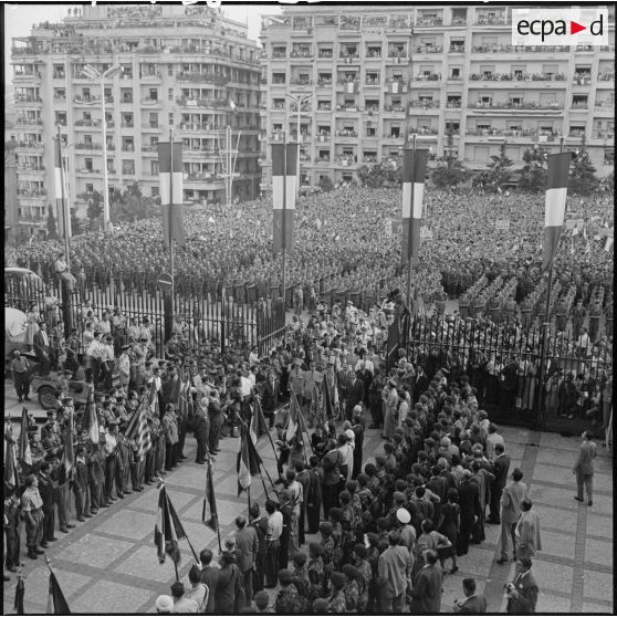 Alger. Le général de Gaulle arrive au forum.