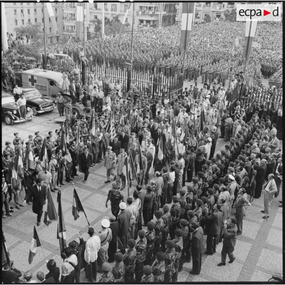 Alger. Le général de Gaulle arrive au forum.