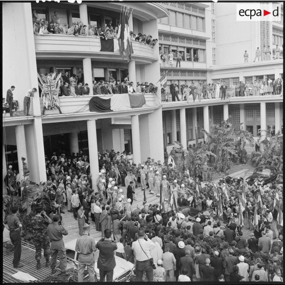 Alger. Le général de Gaulle quitte le bâtiment du Gouvernement général.