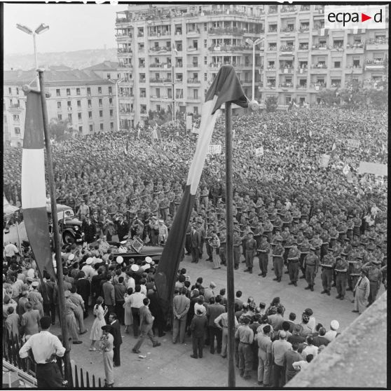 Alger. Le général de Gaulle quitte le bâtiment du Gouvernement général.