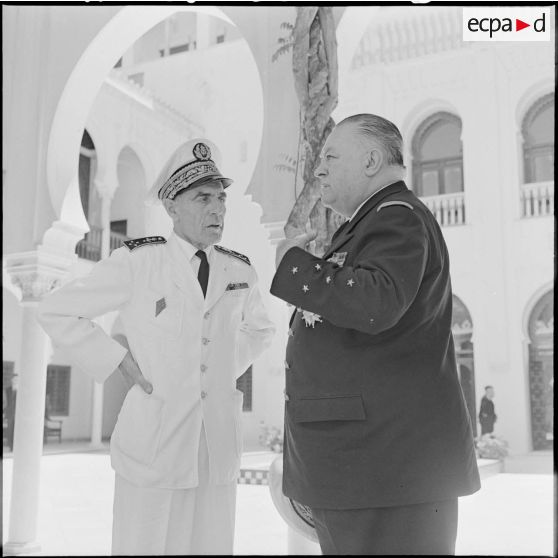 Alger. Autorités militaires au palais d'été.