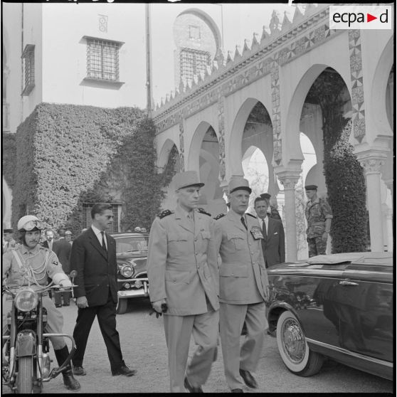 Alger. Autorités militaires au palais d'été.