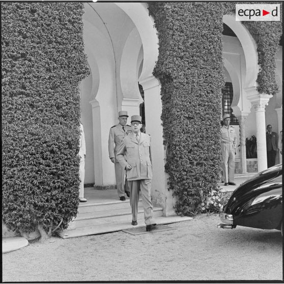 Alger. Le général de Gaulle quitte le palais d'été.