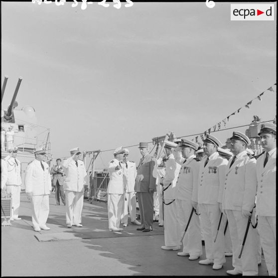 Alger. Visite du général de Gaulle à bord du croiseur "De Grasse".