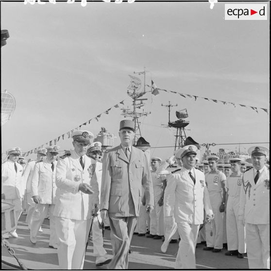 Alger. Le général de Gaulle à bord du croiseur "De Grasse".