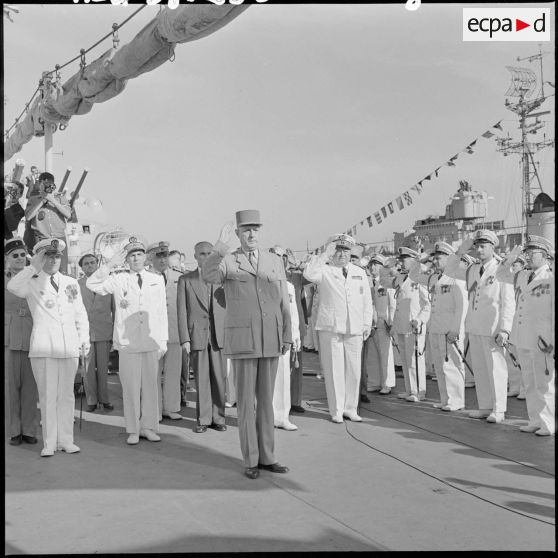 Alger. Le général de Gaulle à bord du croiseur "De Grasse".