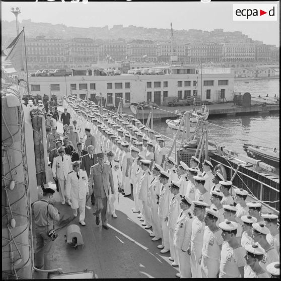 Alger. Le général de Gaulle à bord du croiseur "De Grasse".