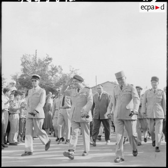 Autorités militaires à Batna.