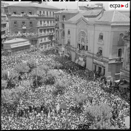 Constantine. La foule pendant le discours du général de Gaulle.