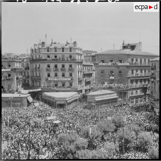 Constantine. La foule pendant le discours du général de Gaulle.