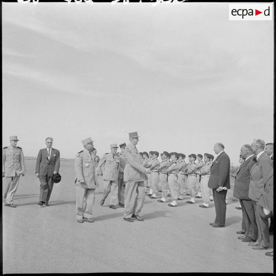 Le général de Gaulle sur une base aérienne.