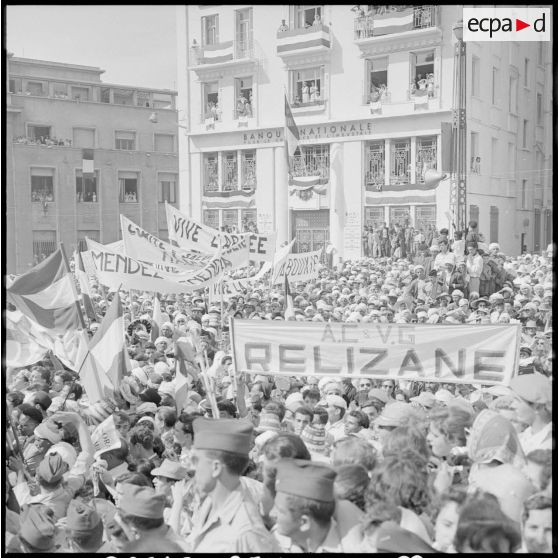 La foule à Mostaganem pendant la visite du général de Gaulle.