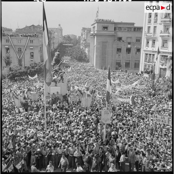 La foule à Mostaganem pendant la visite du général de Gaulle.