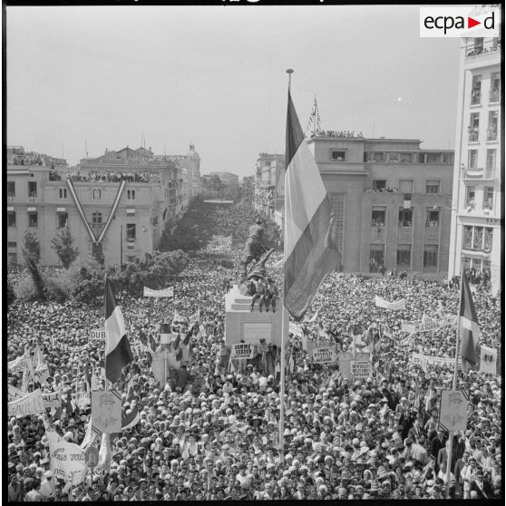 La foule à Mostaganem pendant la visite du général de Gaulle.