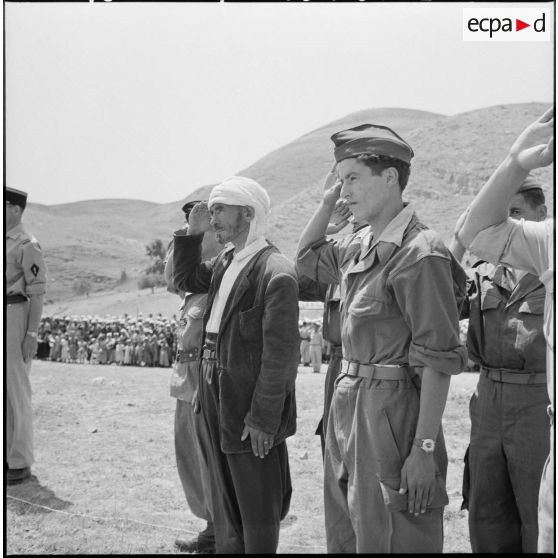 Cérémonie militaire au poste de Bou Hachena.