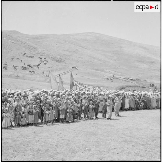 La foule au poste de Bou Hachena.