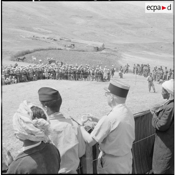 Poste de Bou Hachena. Discours du colonel Bravelet, commandant civil et militaire du secteur de Guelma.