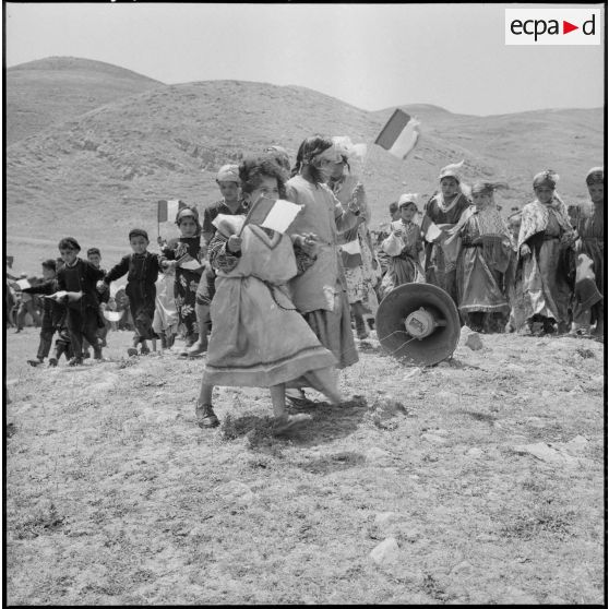 Des enfants au poste de Bou Hachena.