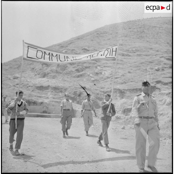 La population des environs se rend au poste de Bou Hachena.