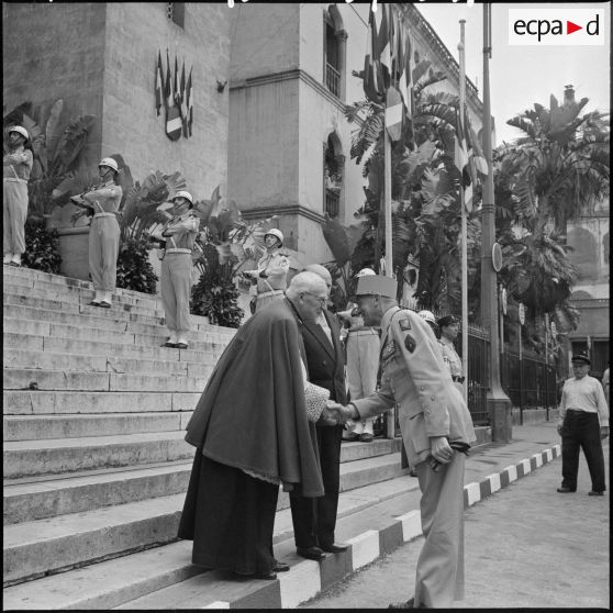 Alger. Arrivée du général Allard à la cathédrale.