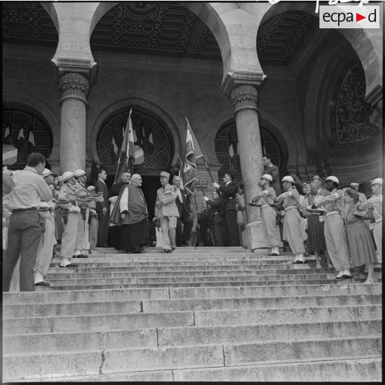 Alger. Sortie de la cathédrale.