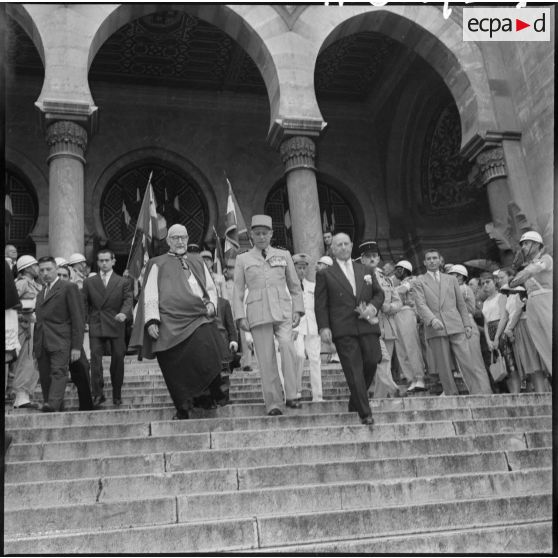 Alger. Sortie de la cathédrale.