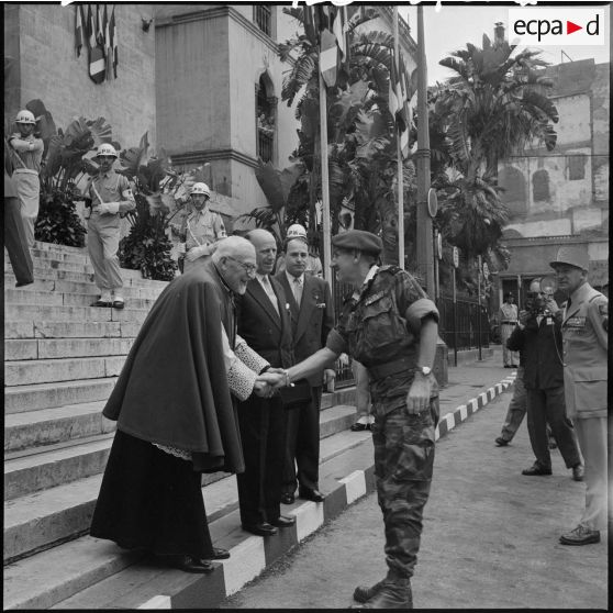 Alger. Arrivée du général Massu à la cathédrale.