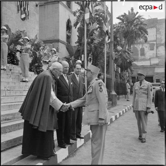 Alger. Arrivée du général Salan à la cathédrale.