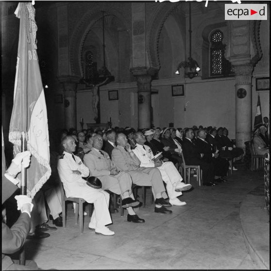 Autorités militaires pendant une messe à la cathédrale d'Alger.