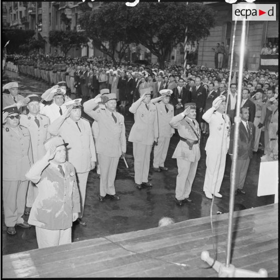 Oran. Cérémonie devant le monument aux morts.