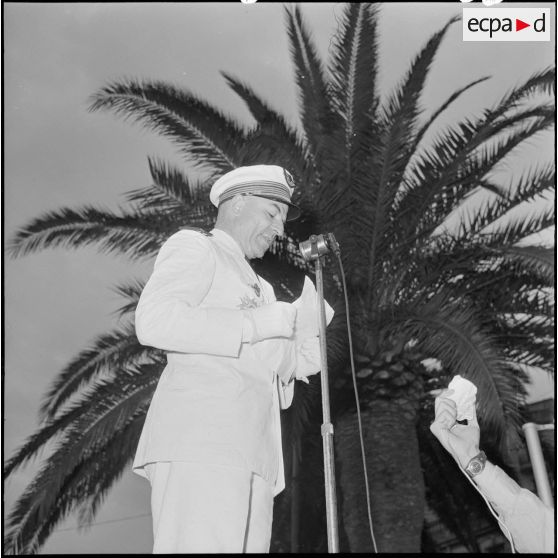 Oran. Discours d'une autorité militaire.