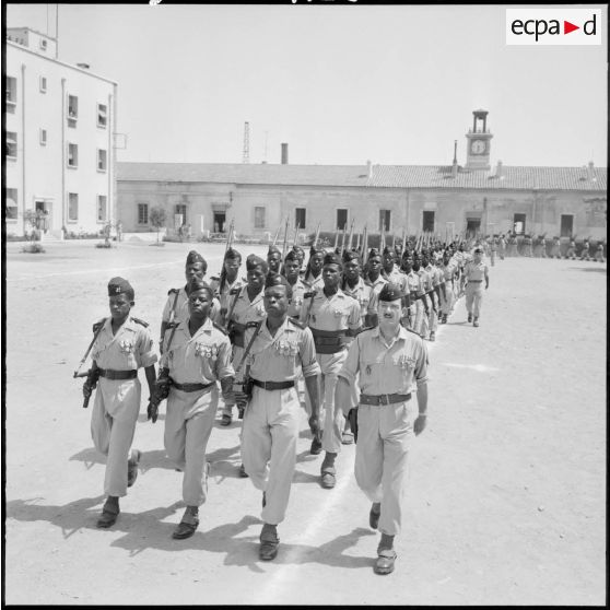 Alger. Défilé du 13e régiment de tirailleurs sénégalais (RTS) à la caserne d'Orléans.