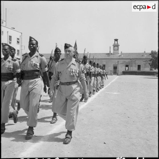 Alger. Défilé du 13e régiment de tirailleurs sénégalais (RTS) à la caserne d'Orléans.