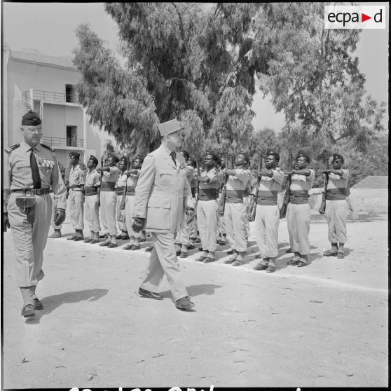 Alger. Revue des troupes à la caserne d'Orléans.