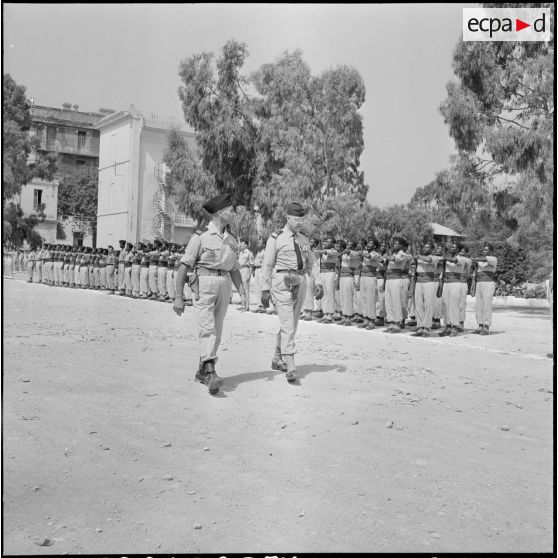 Alger. Revue des troupes à la caserne d'Orléans.